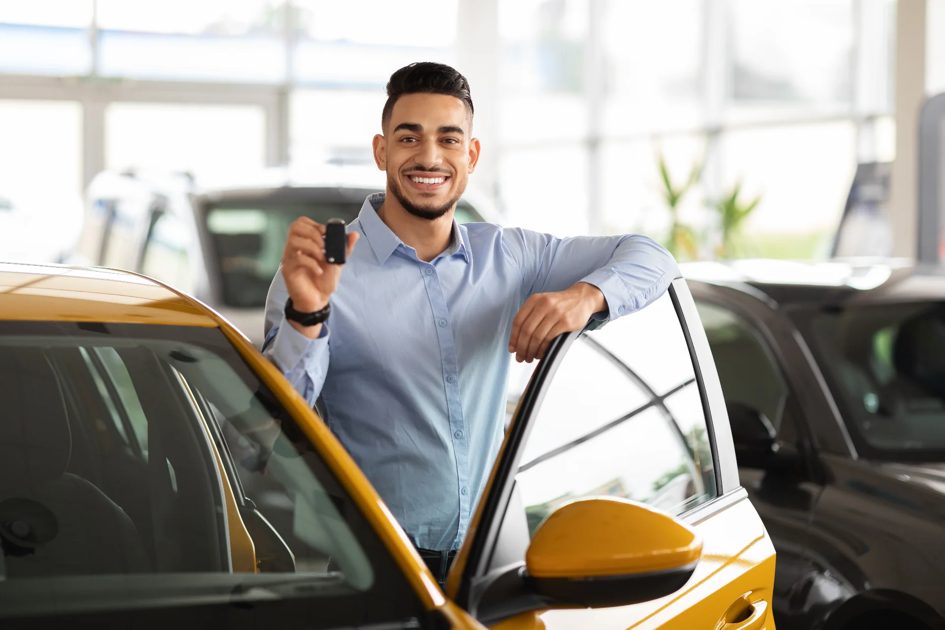 Homem-Feliz-com-carro-por-assinatura