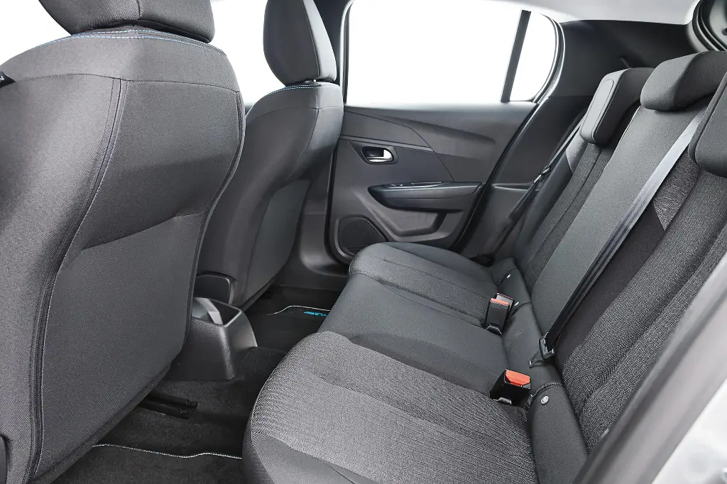 Peugeot 208 Style 1.0 interior .webp