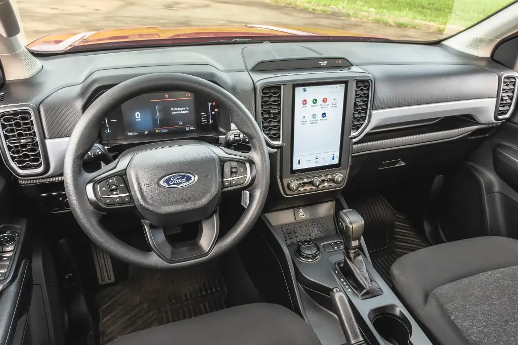 Ford-Ranger-XLS-2.0-4X4 Interior.webp